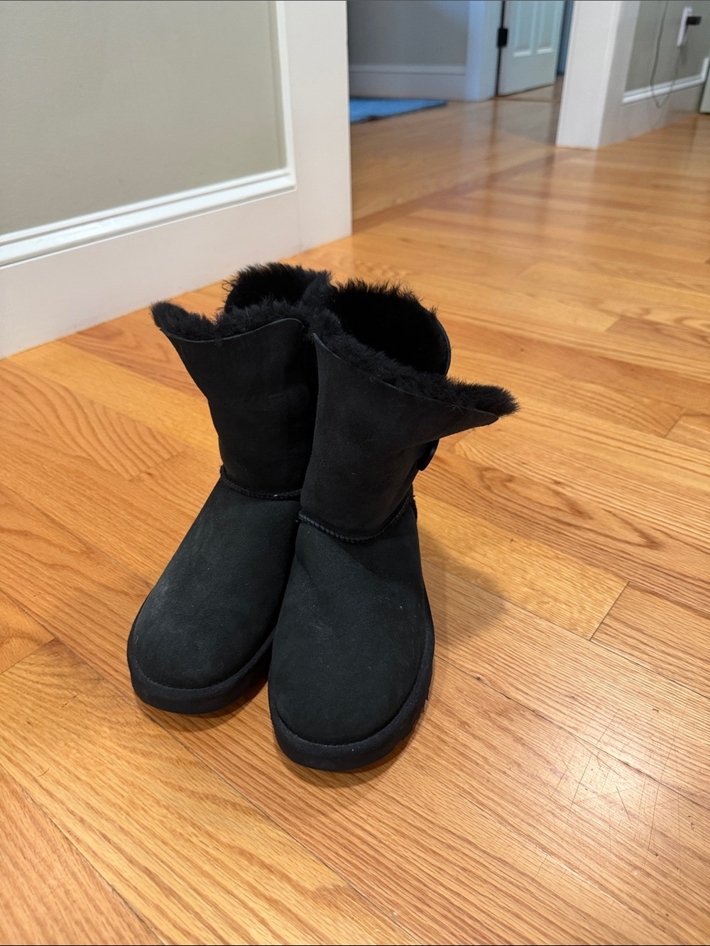UGG Black Short Suede Shearling Booties size 8 women’s